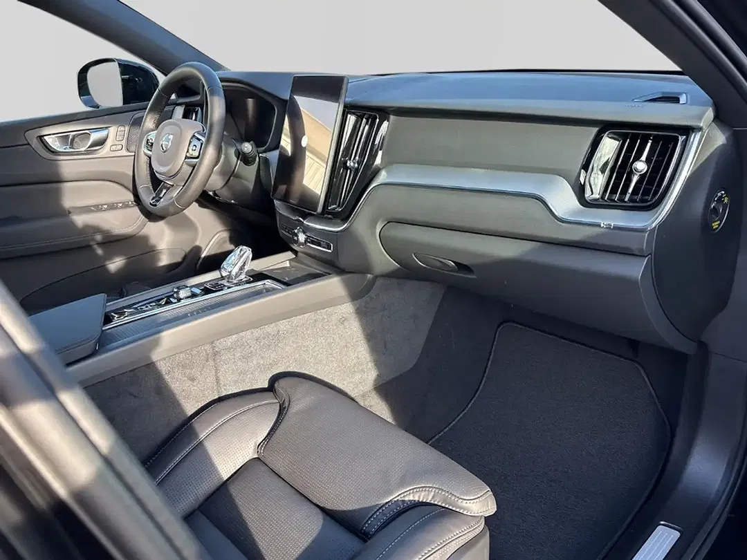 Volvo XC60 B5 AWD Plus Black Edition - Thumbnail 3