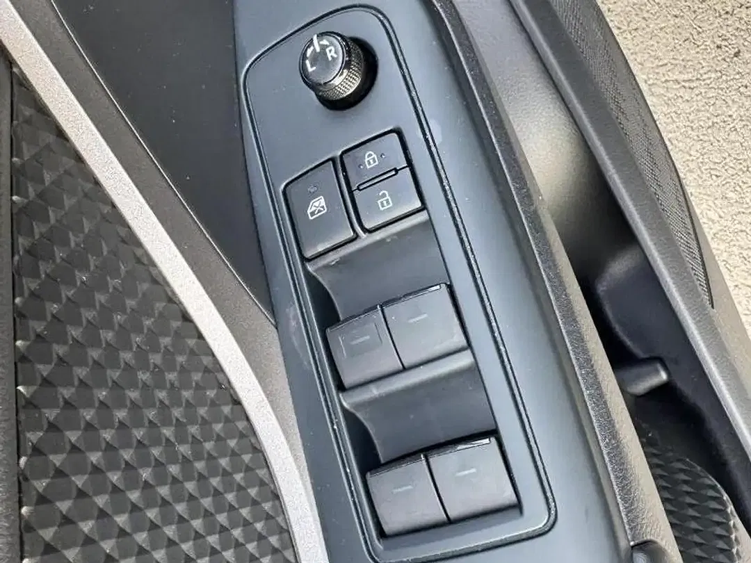 Toyota C-HR CVT Hybrid - Thumbnail 11