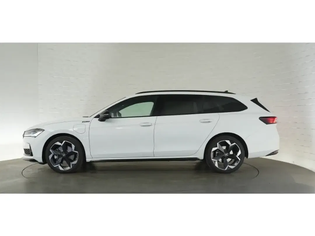 Skoda Superb iV DSG Combi Sportline - Thumbnail 2