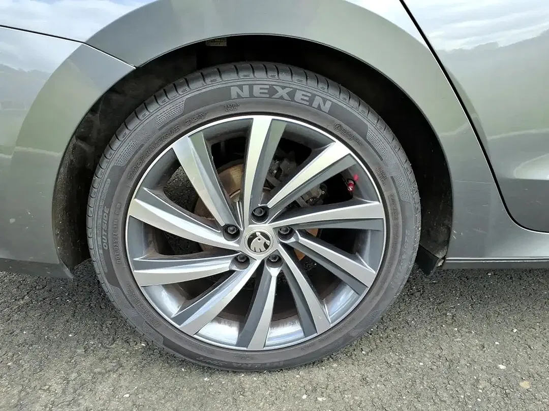 Skoda Octavia 2.0 TDI DSG Combi Sportline - Thumbnail 4