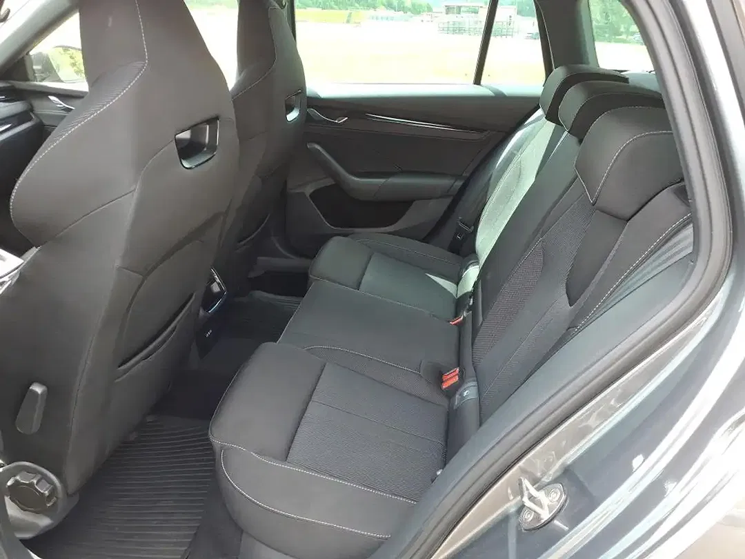 Skoda Octavia 2.0 TDI DSG Combi Sportline - Thumbnail 6