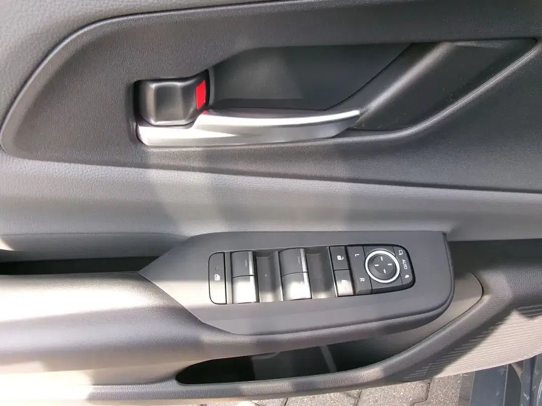 Toyota Prius PHEV Executive - Thumbnail 12