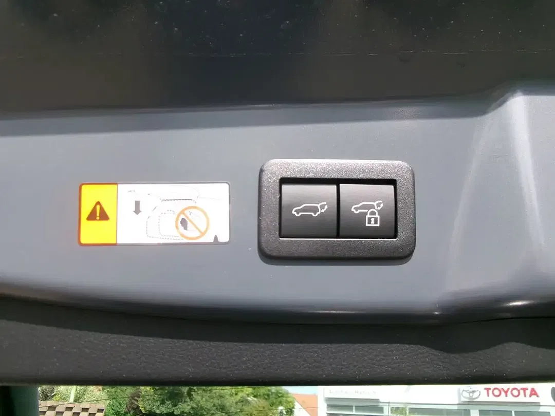 Toyota Prius PHEV Executive - Thumbnail 13