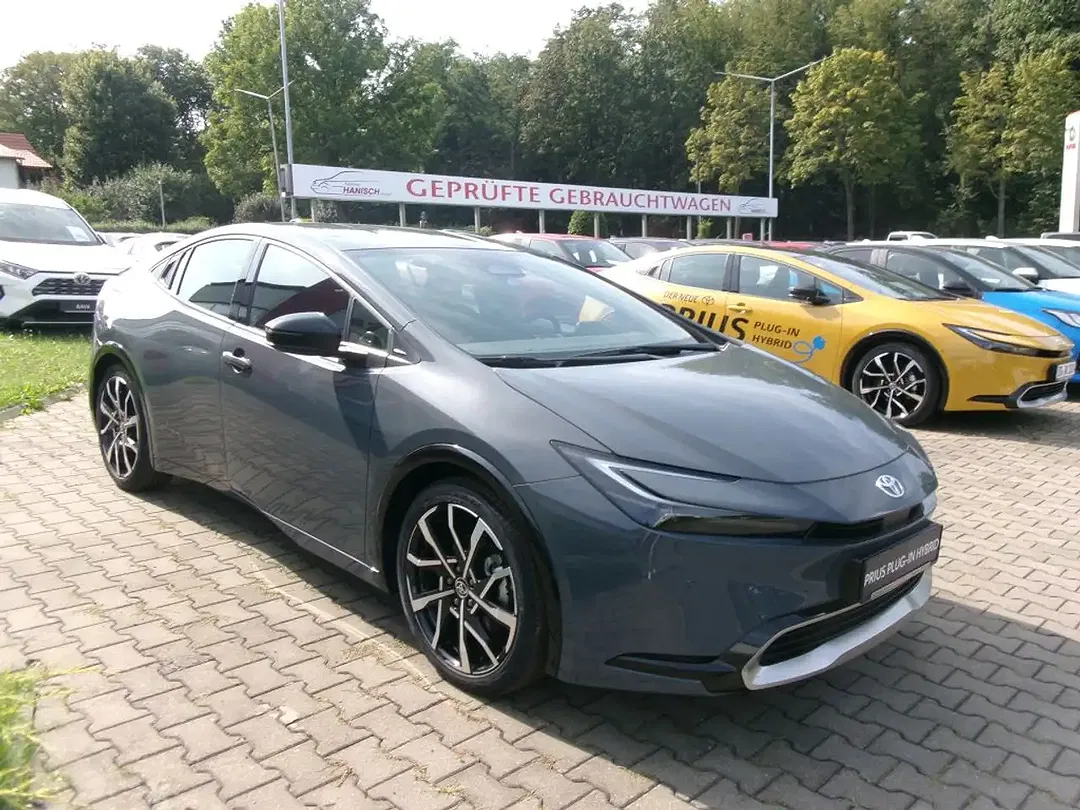 Toyota Prius PHEV Executive - Thumbnail 3