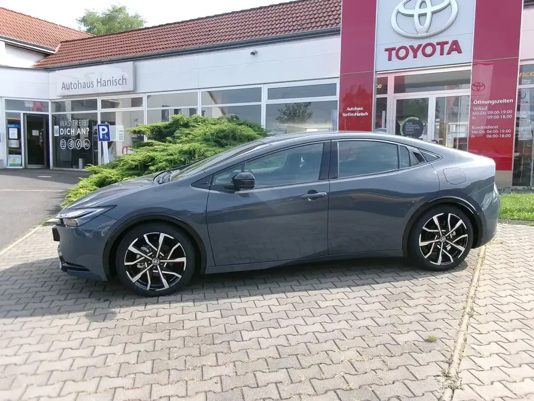 Toyota Prius PHEV Executive - Thumbnail 4