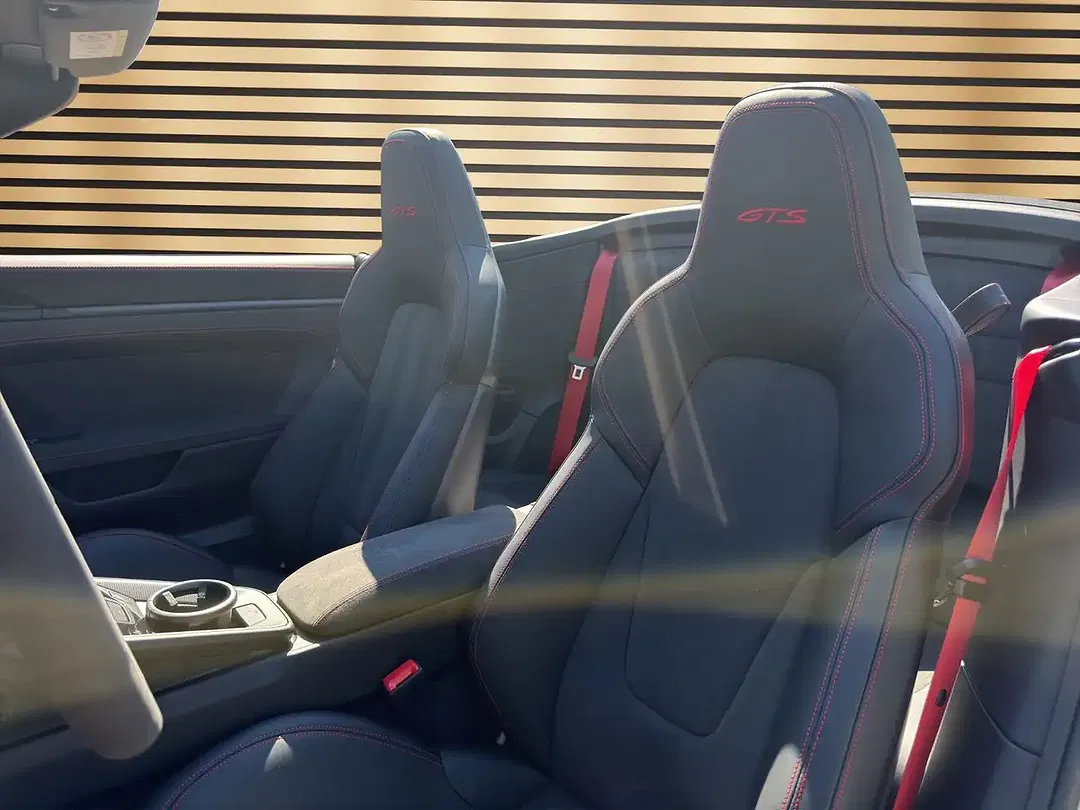 Porsche 911 Carrera 4 GTS Cabriolet - Thumbnail 14