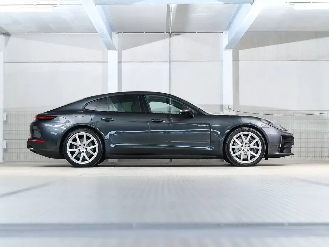 Porsche Panamera E-Hybrid 4 - Thumbnail 3