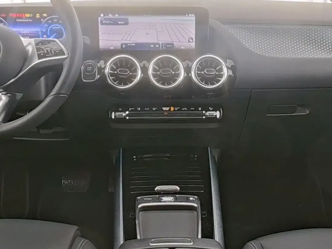 Mercedes-Benz EQA 250 - Thumbnail 8