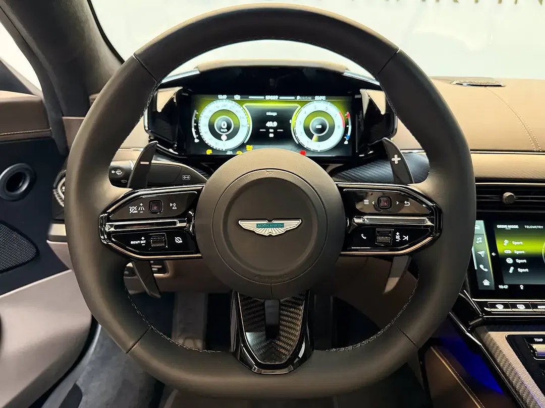 Aston Martin Vantage Coupe - Thumbnail 11