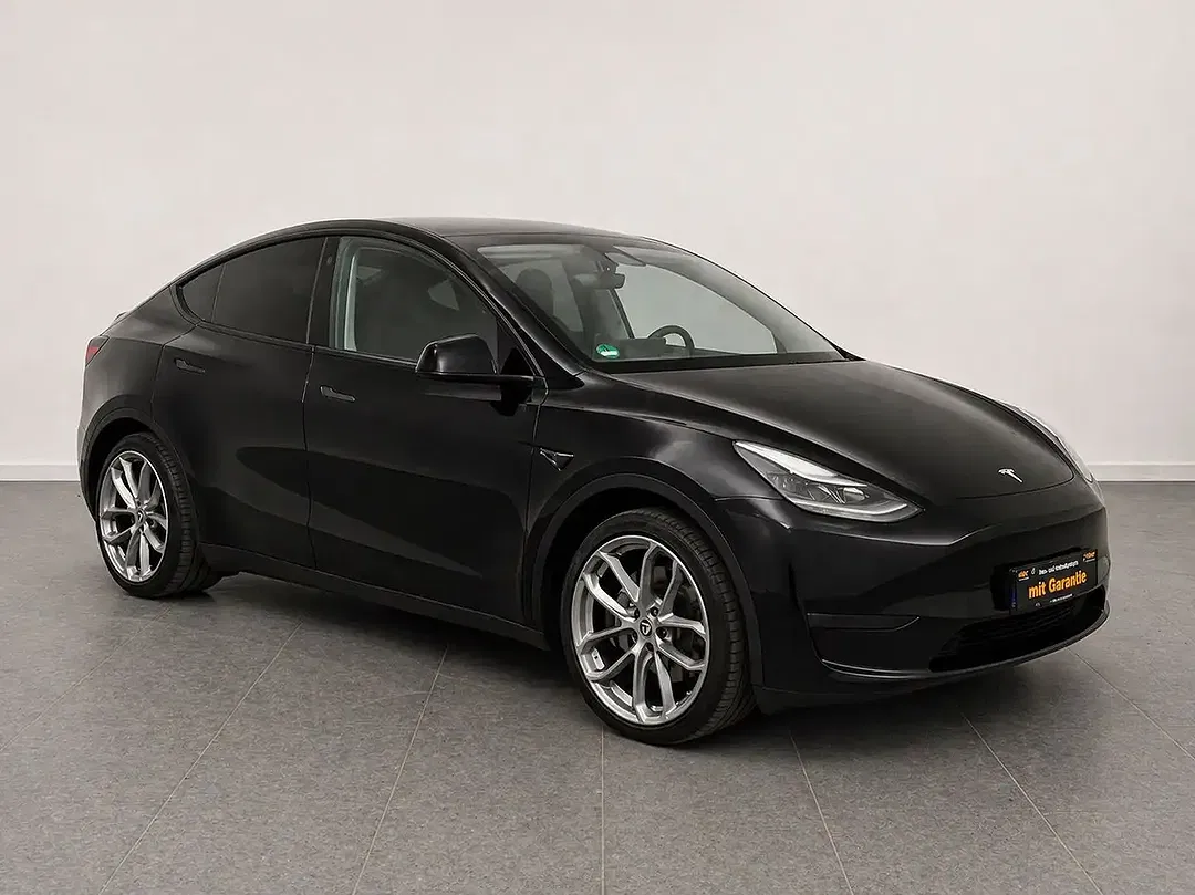 Tesla Model Y RWD - Thumbnail 1