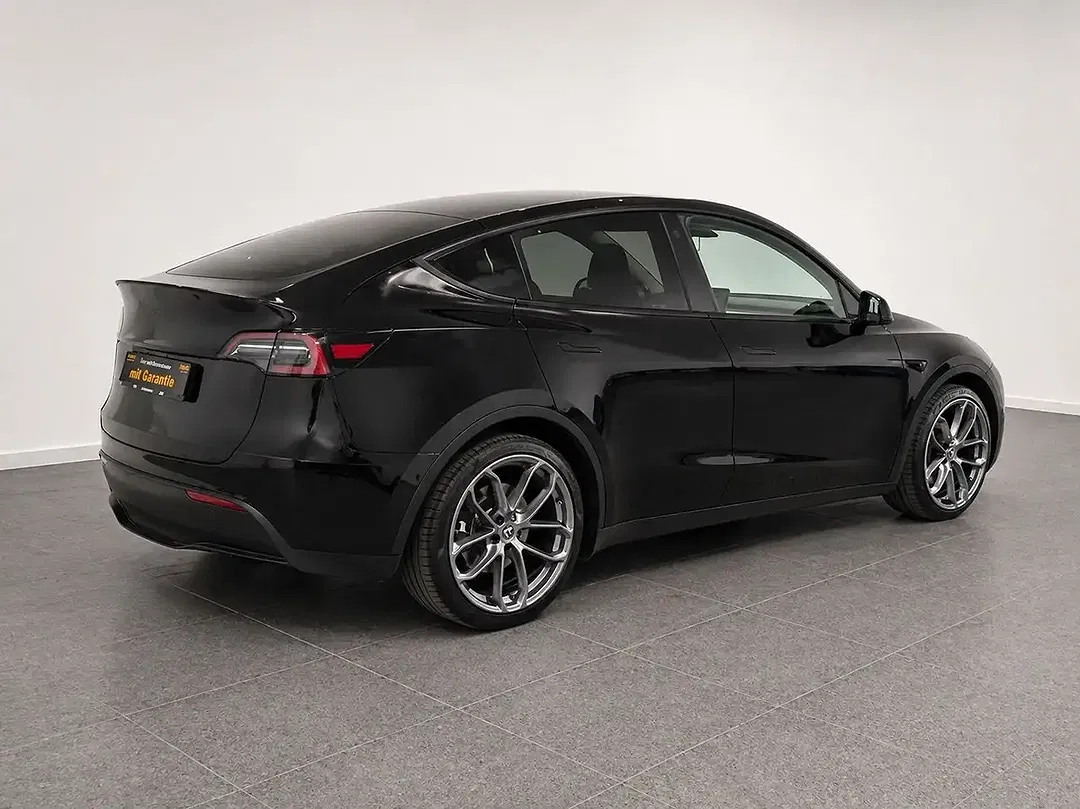 Tesla Model Y RWD - Thumbnail 4