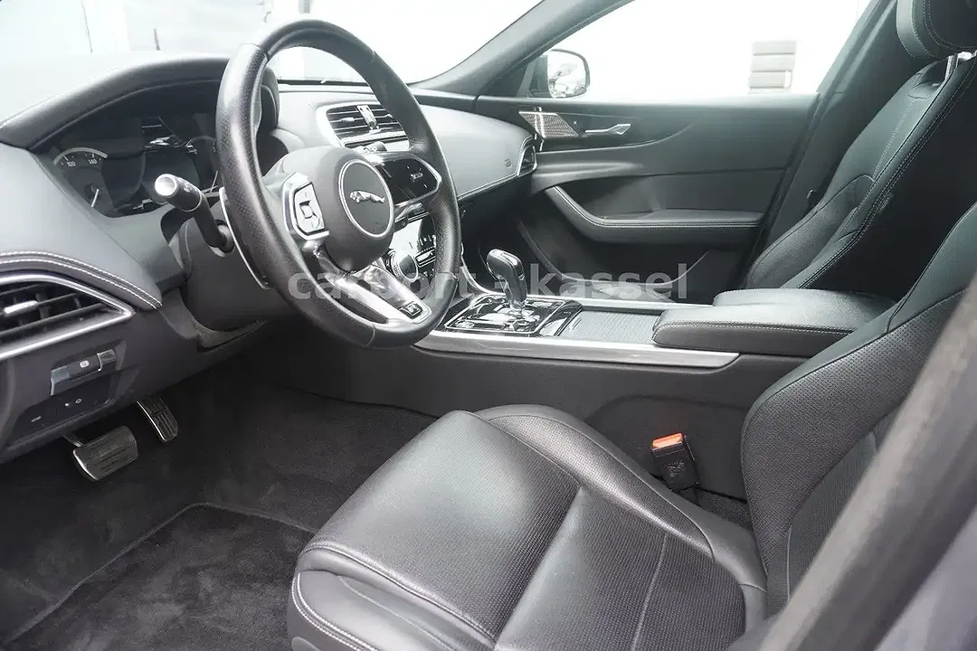 Jaguar XE R-Dynamic Black - foto 15