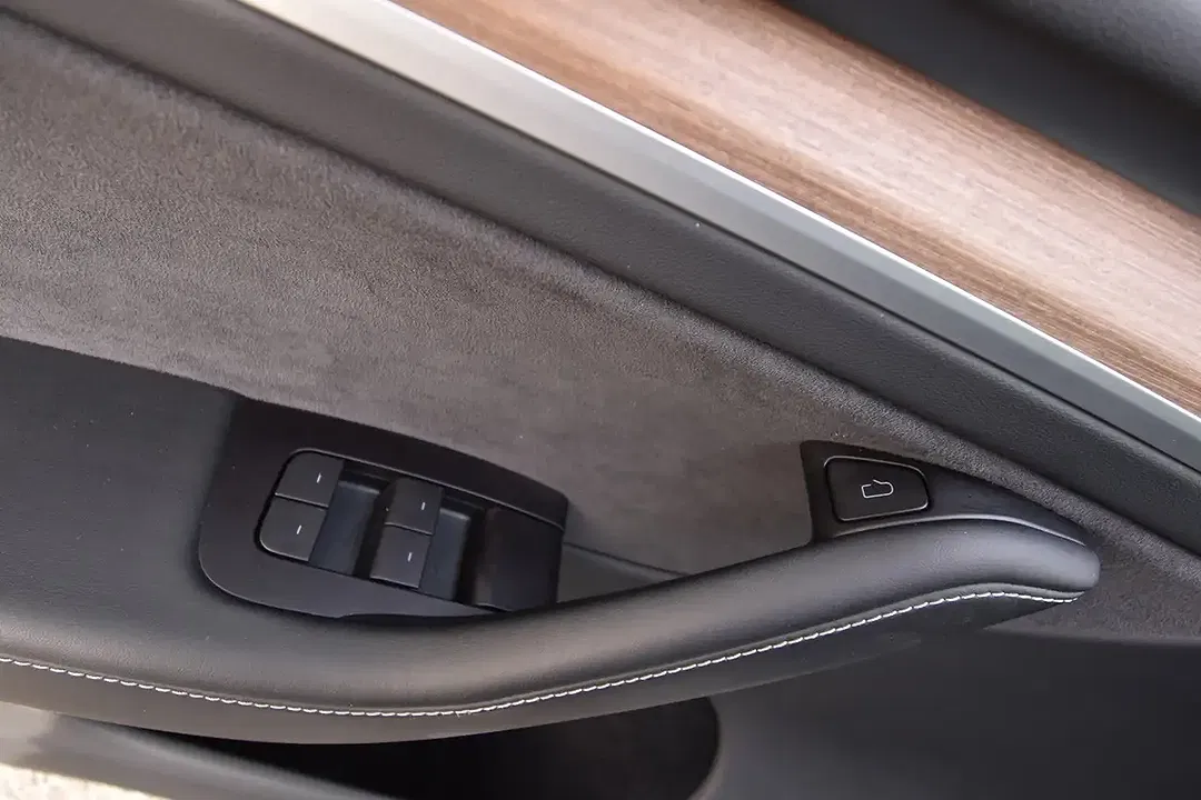 Tesla Model Y AWD Dual Motor Long Range - foto 15