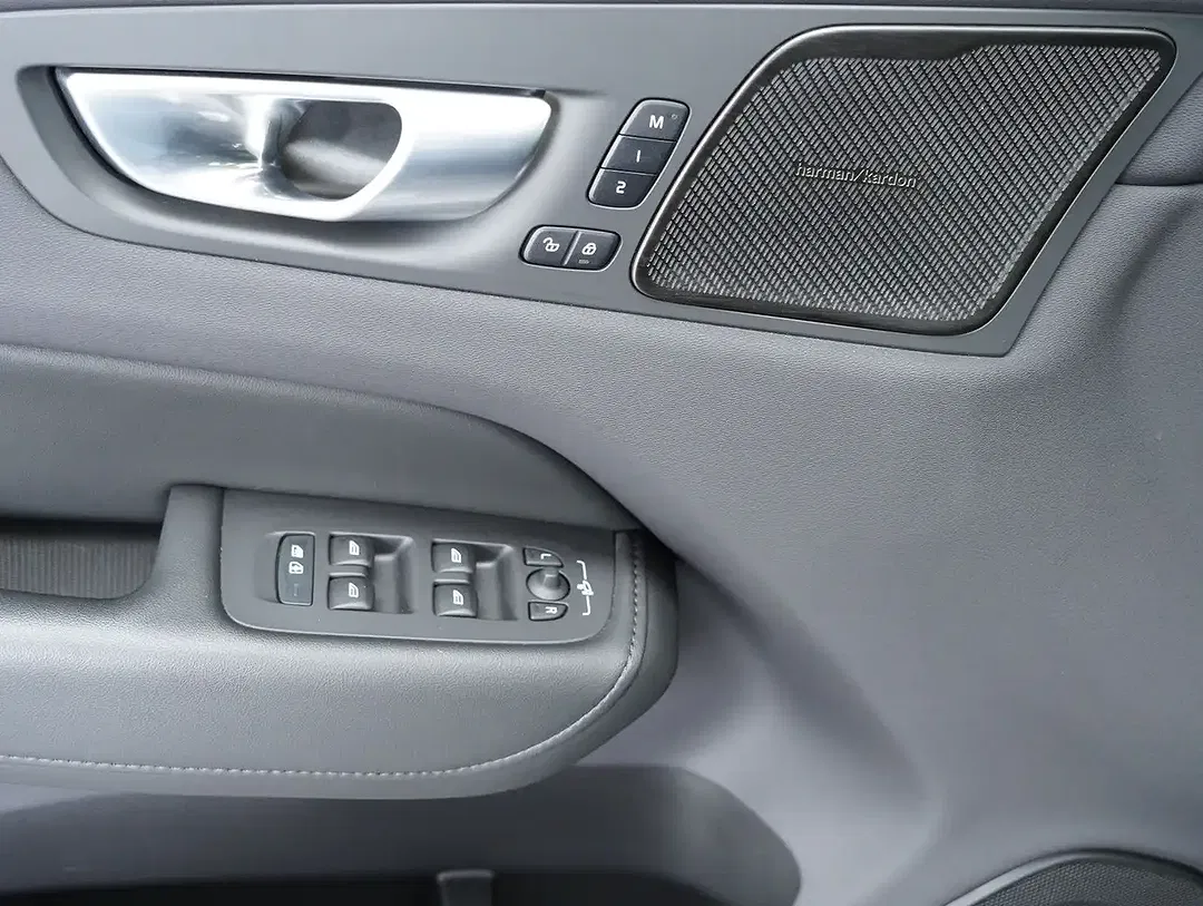 Volvo XC60 B4 Plus Dark - Thumbnail 12