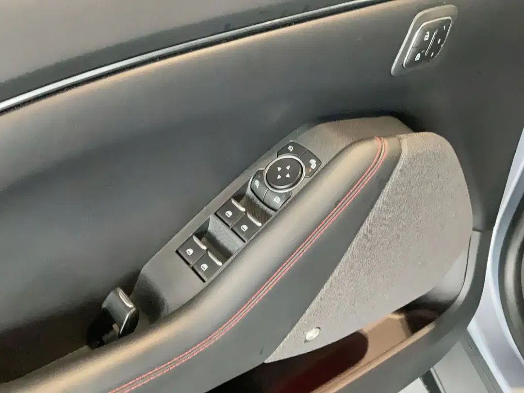 Ford Mustang 4x4 Premium - Thumbnail 11