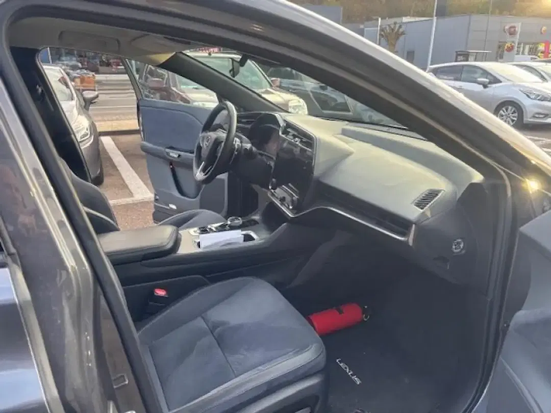 Lexus RZ - Thumbnail 10