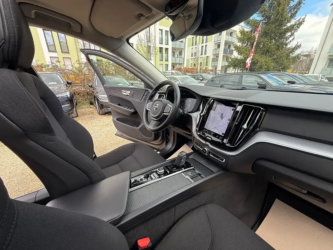 Volvo XC60 Momentum Pro - Thumbnail 6