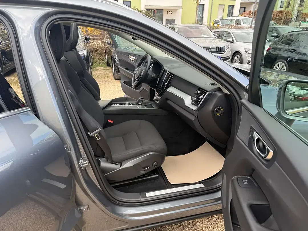 Volvo XC60 Momentum Pro - Thumbnail 7