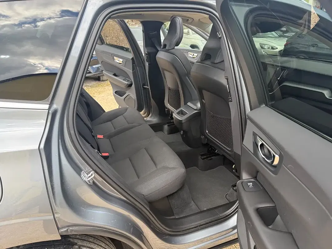 Volvo XC60 Momentum Pro - Thumbnail 8