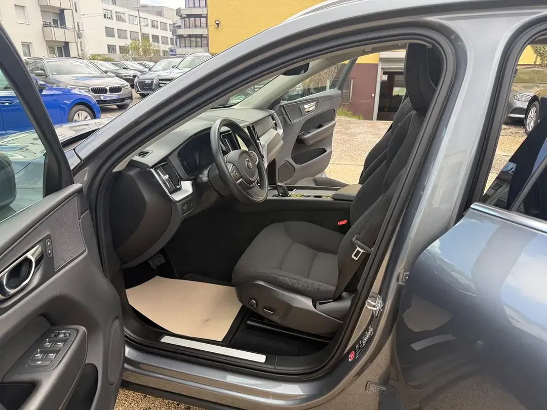 Volvo XC60 Momentum Pro - Thumbnail 5