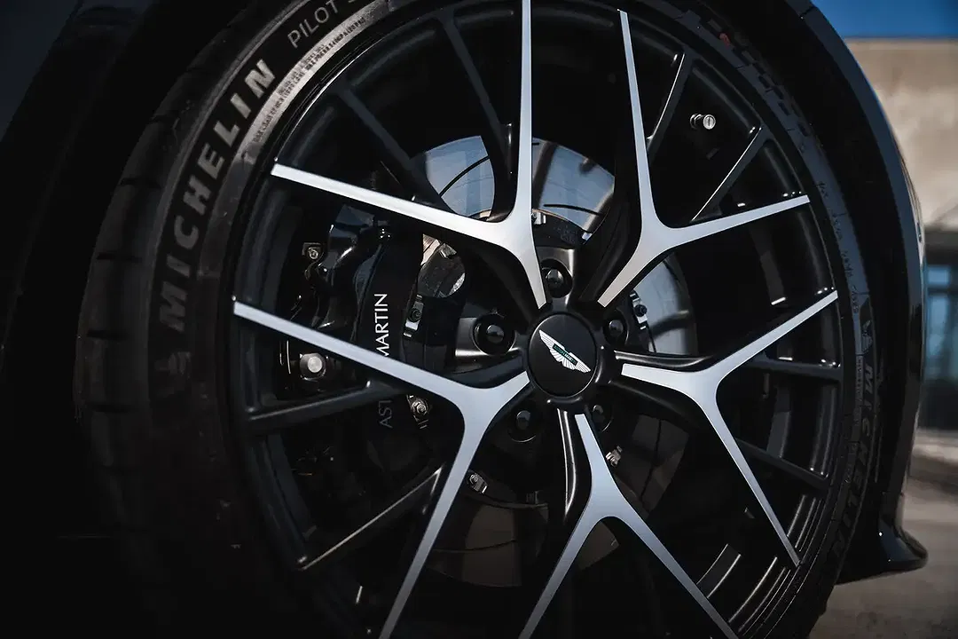 Aston Martin DB12 V8 - Thumbnail 7