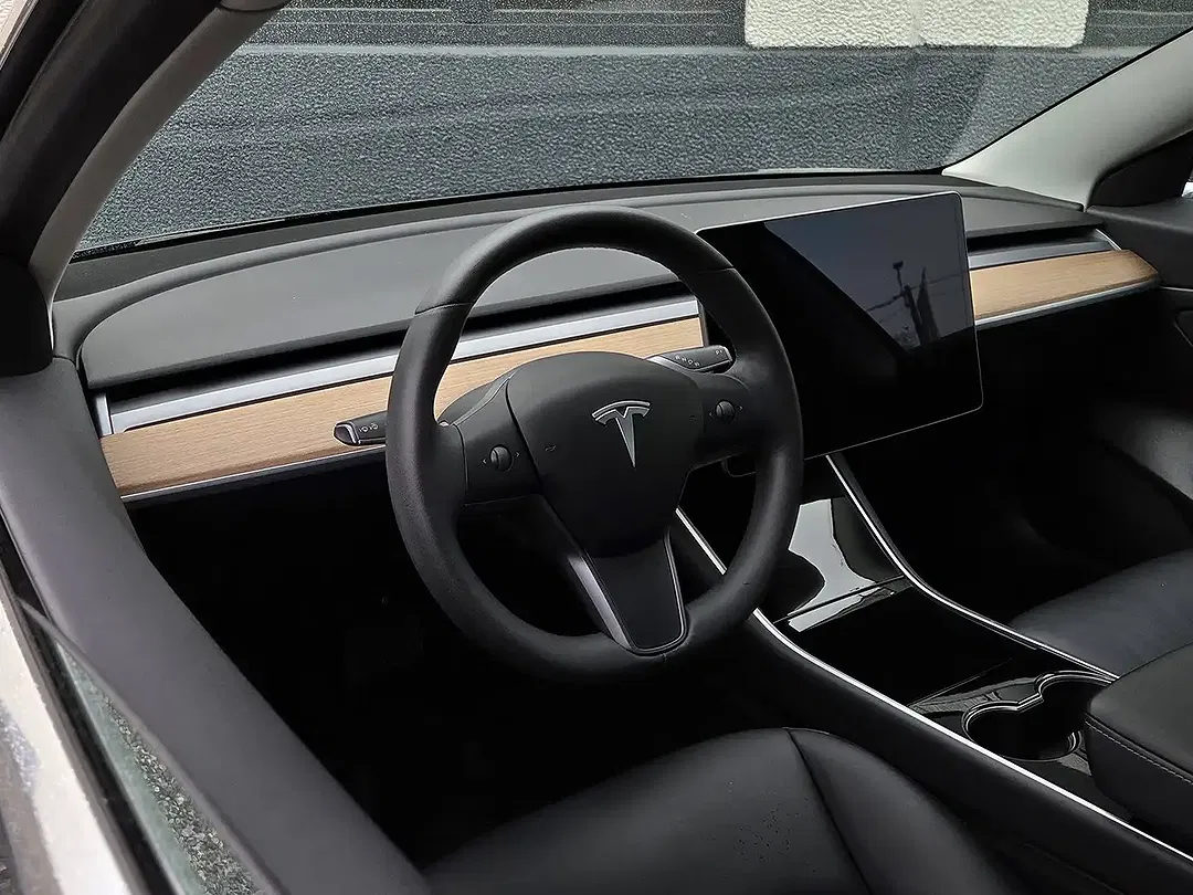 Tesla Model 3 Standard Range Plus - Thumbnail 6