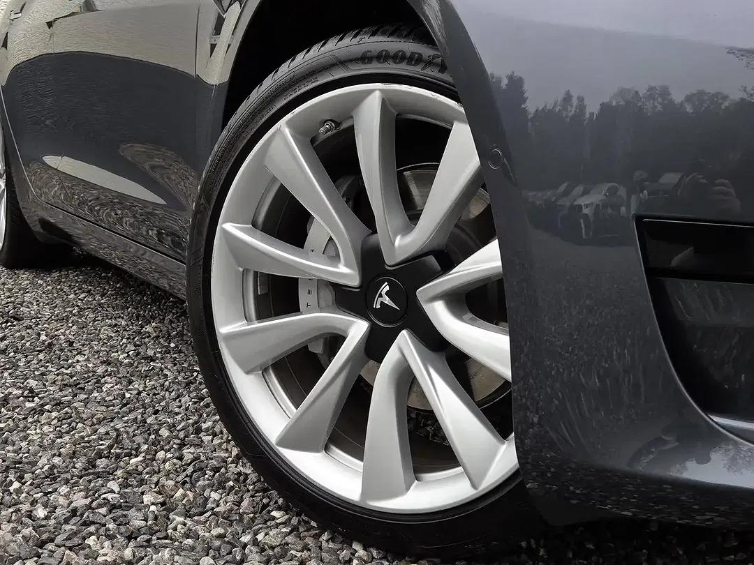 Tesla Model 3 Standard Range Plus - Thumbnail 4