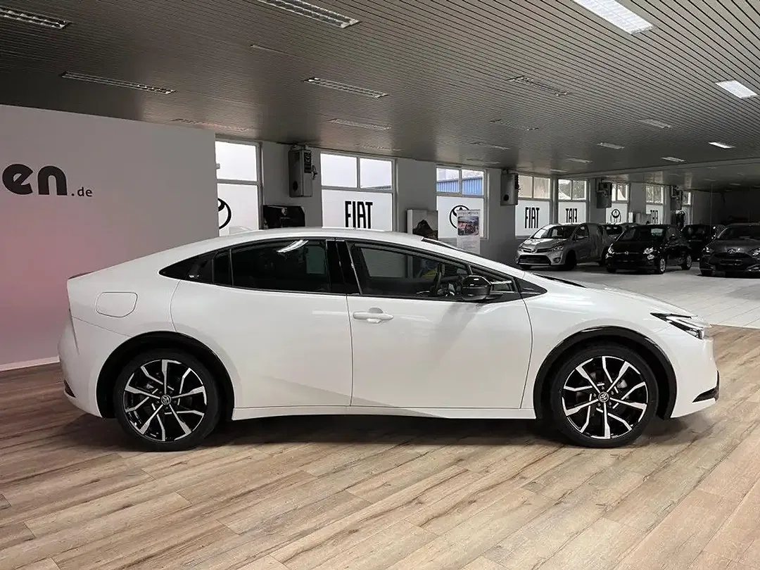 Toyota Prius PHEV Executive - Thumbnail 13