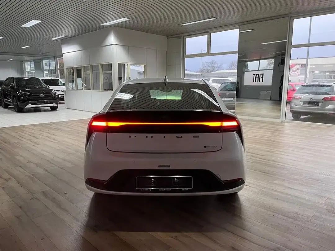 Toyota Prius PHEV Executive - foto 2