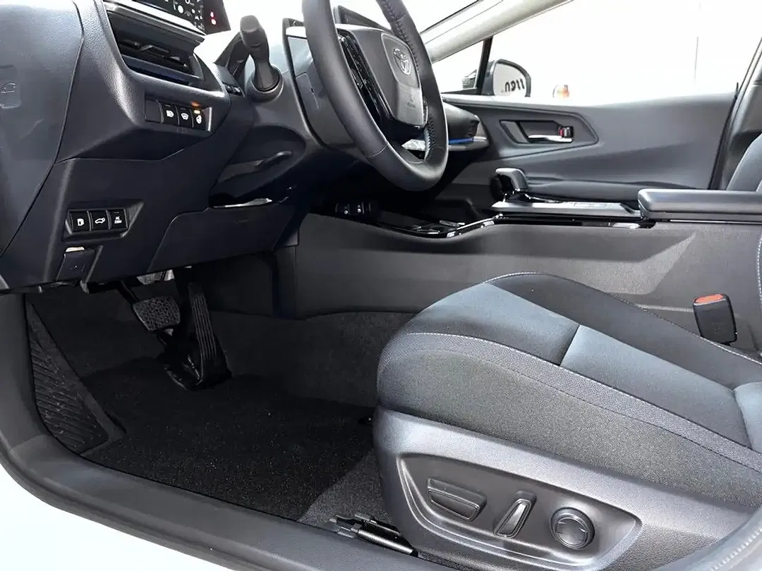 Toyota Prius PHEV Executive - Thumbnail 4