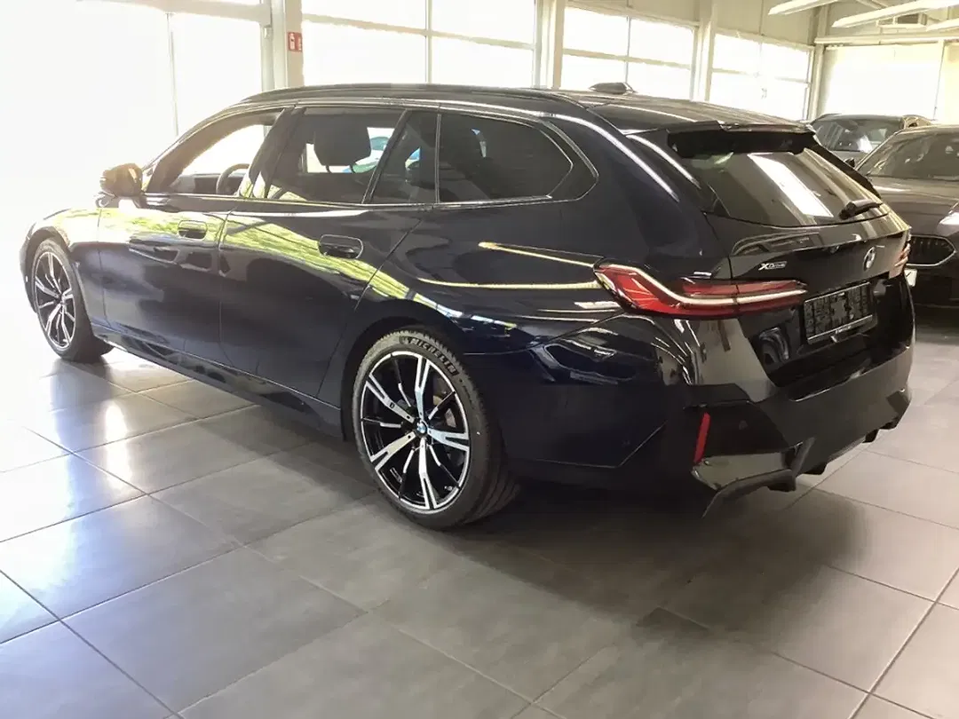 BMW 520 xDrive Touring M Sport - Thumbnail 3