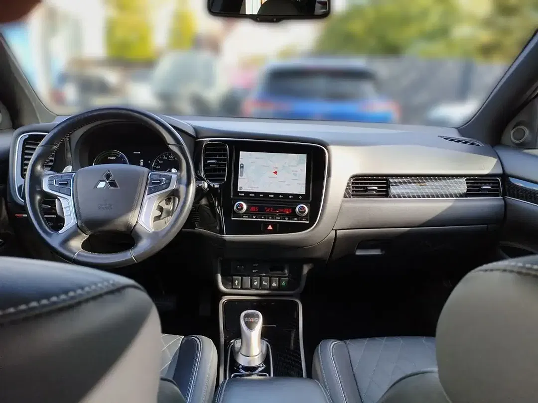 Mitsubishi Outlander 2.4 PHEV Hybrid 4WD Spirit - Thumbnail 10