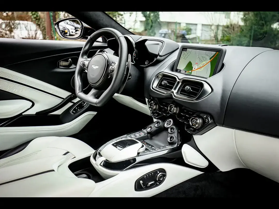 Aston Martin V8 Coupe - Thumbnail 12