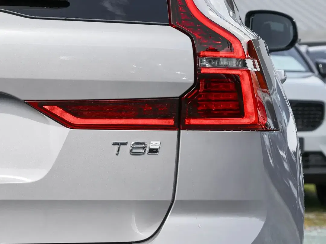 Volvo XC60 PHEV Hybrid AWD Recharge Ultra Dark - Thumbnail 11
