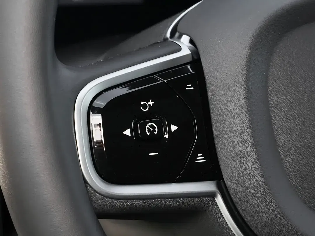 Volvo XC60 PHEV Hybrid AWD Recharge Ultra Dark - Thumbnail 12