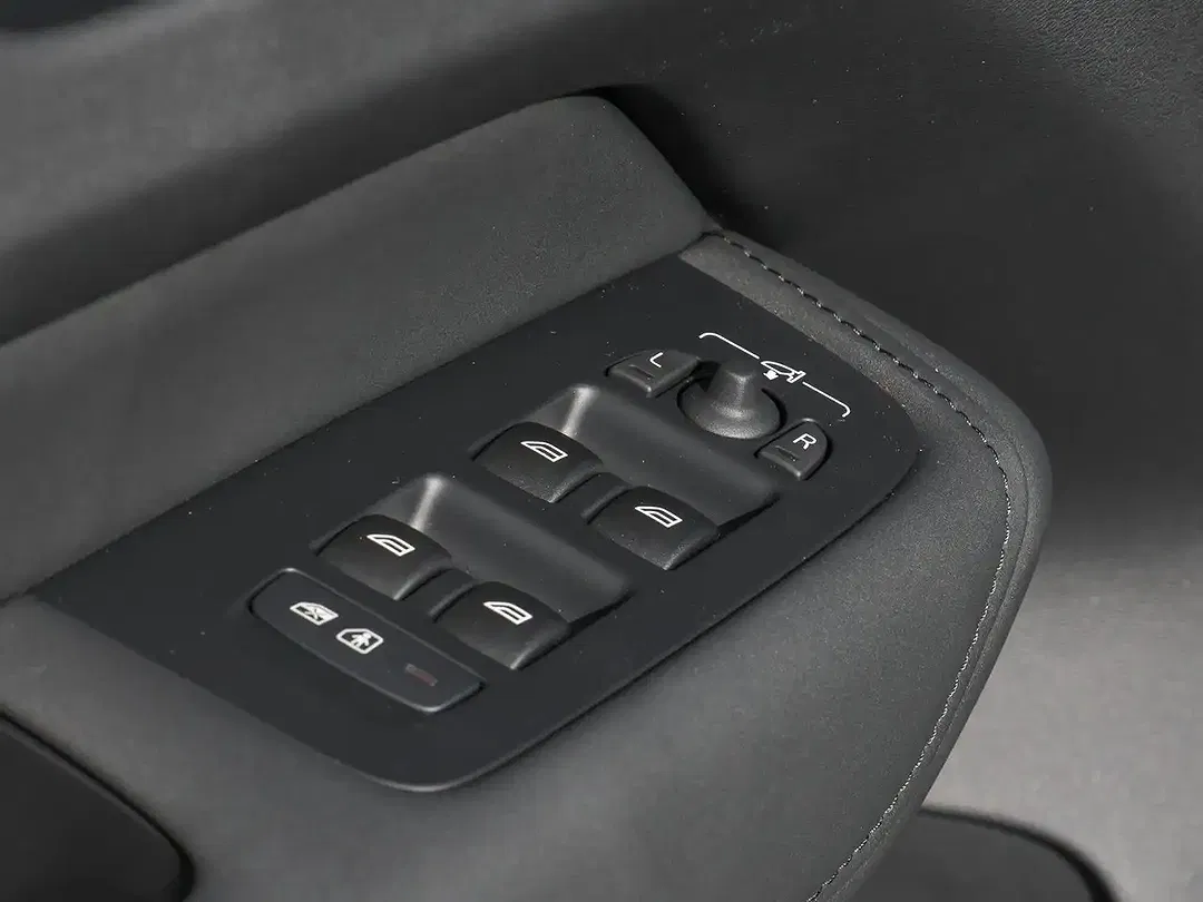 Volvo XC60 PHEV Hybrid AWD Recharge Ultra Dark - Thumbnail 13
