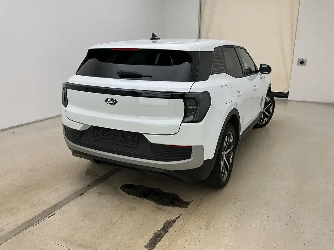 Ford Explorer - Thumbnail 3