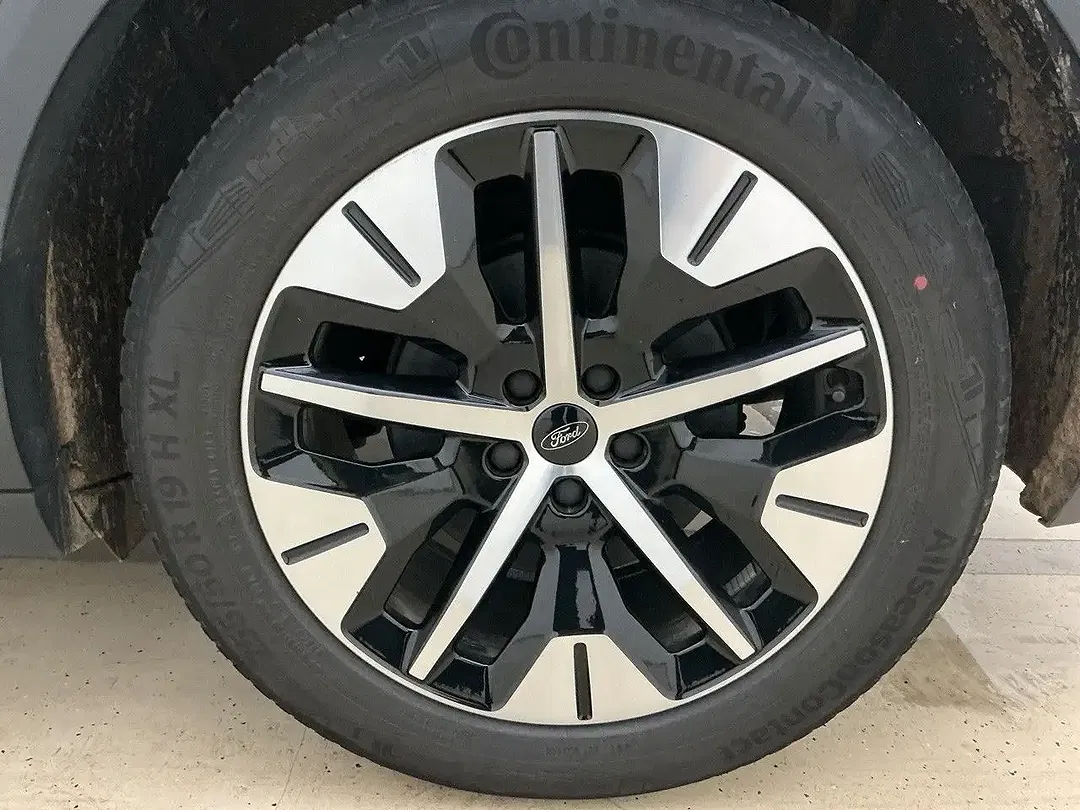 Ford Explorer - Thumbnail 6