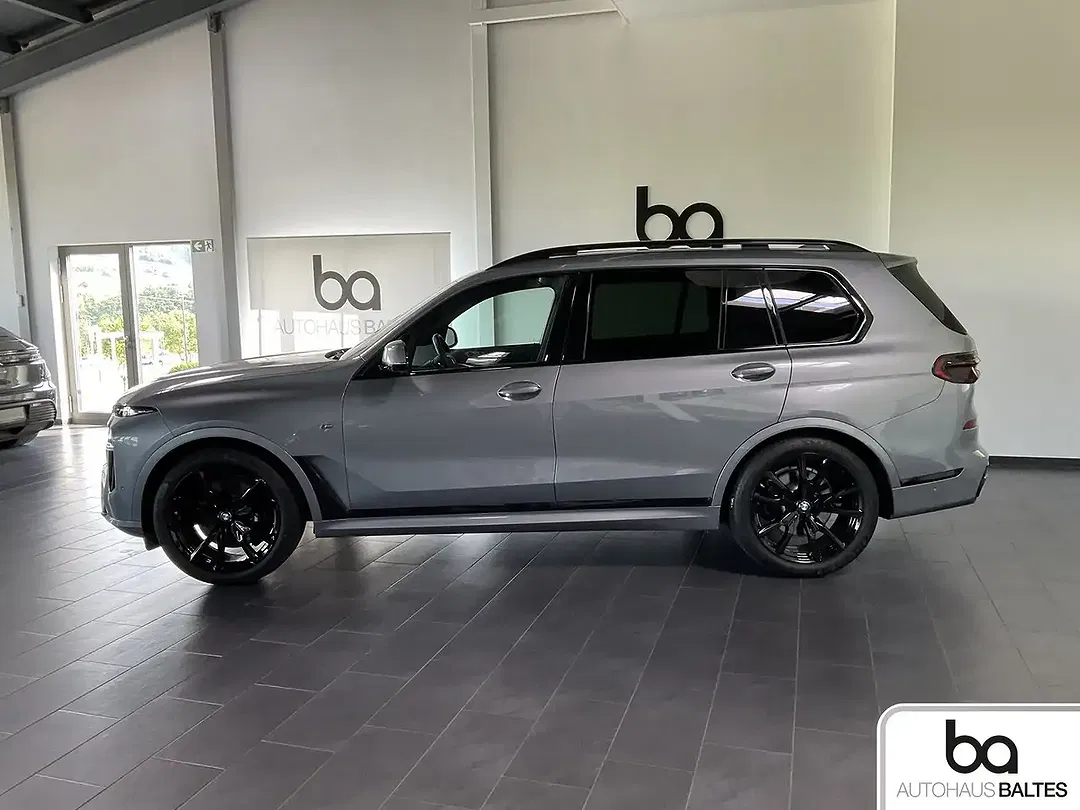 BMW X7 xDrive M Sport Pro - Thumbnail 3