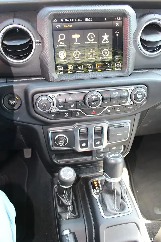Jeep Wrangler Unlimited Sahara - Thumbnail 12