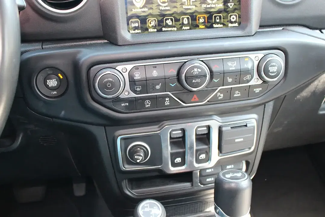Jeep Wrangler Unlimited Sahara - Thumbnail 13