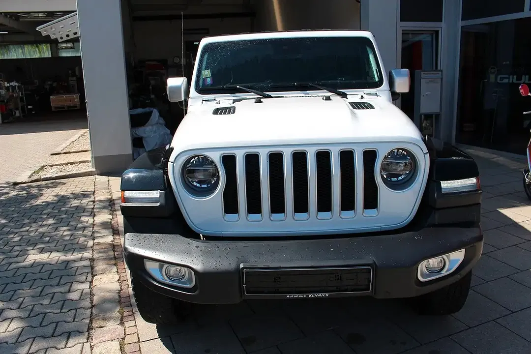 Jeep Wrangler Unlimited Sahara - Thumbnail 2