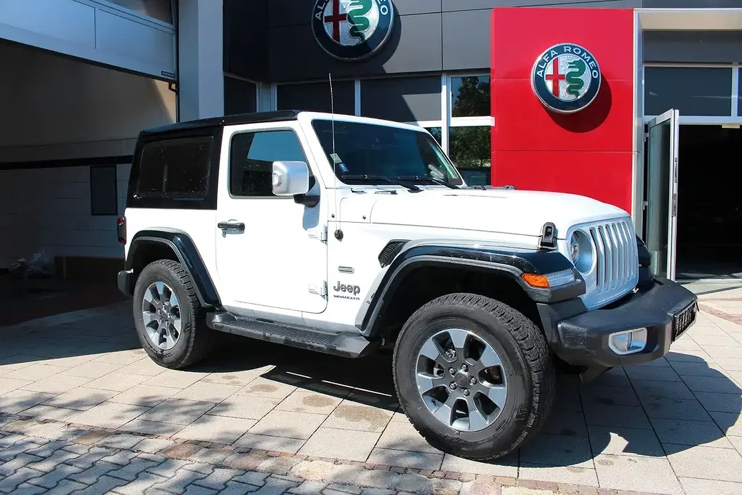 Jeep Wrangler Unlimited Sahara - Thumbnail 3
