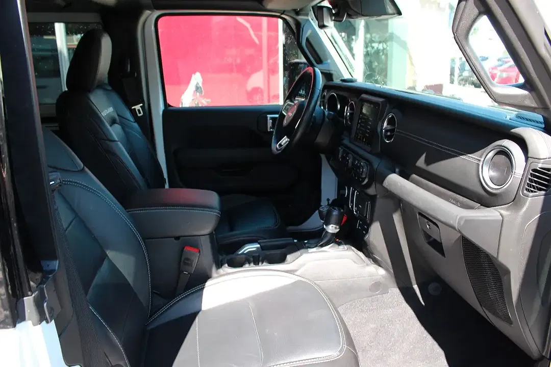 Jeep Wrangler Unlimited Sahara - Thumbnail 4