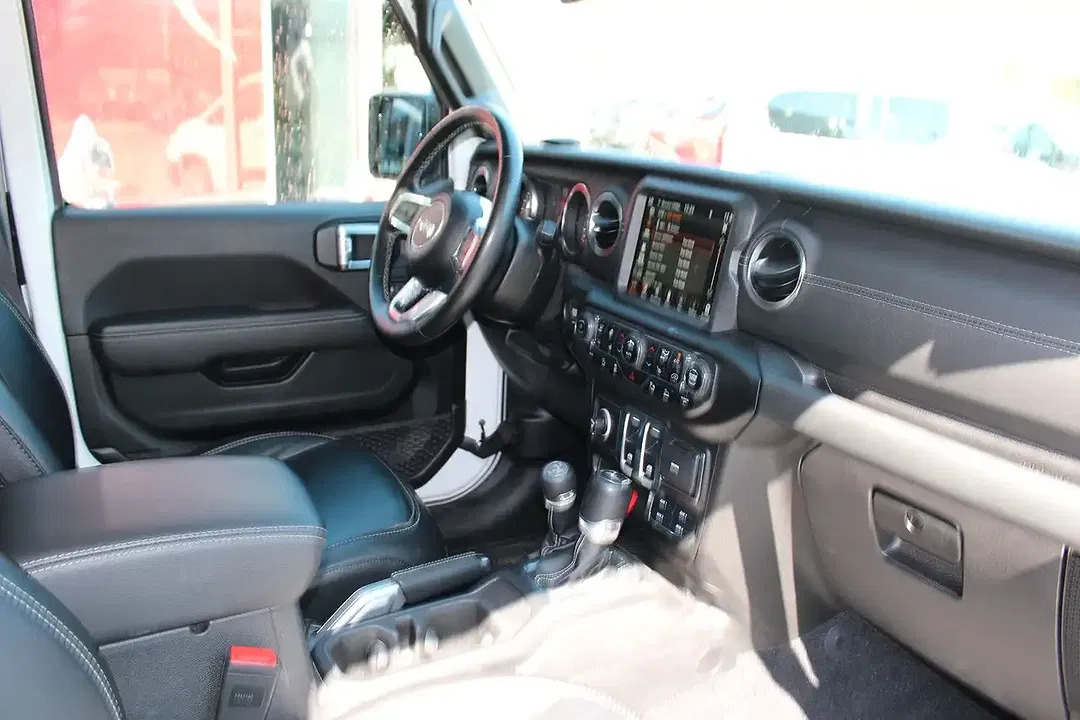 Jeep Wrangler Unlimited Sahara - Thumbnail 5