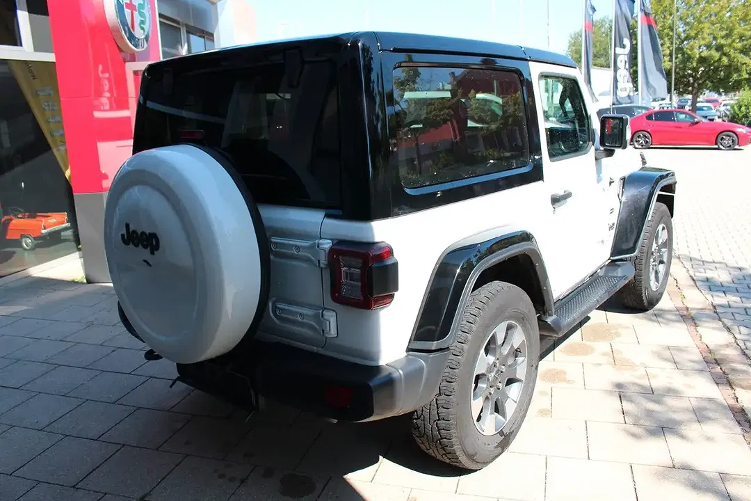 Jeep Wrangler Unlimited Sahara - Thumbnail 6