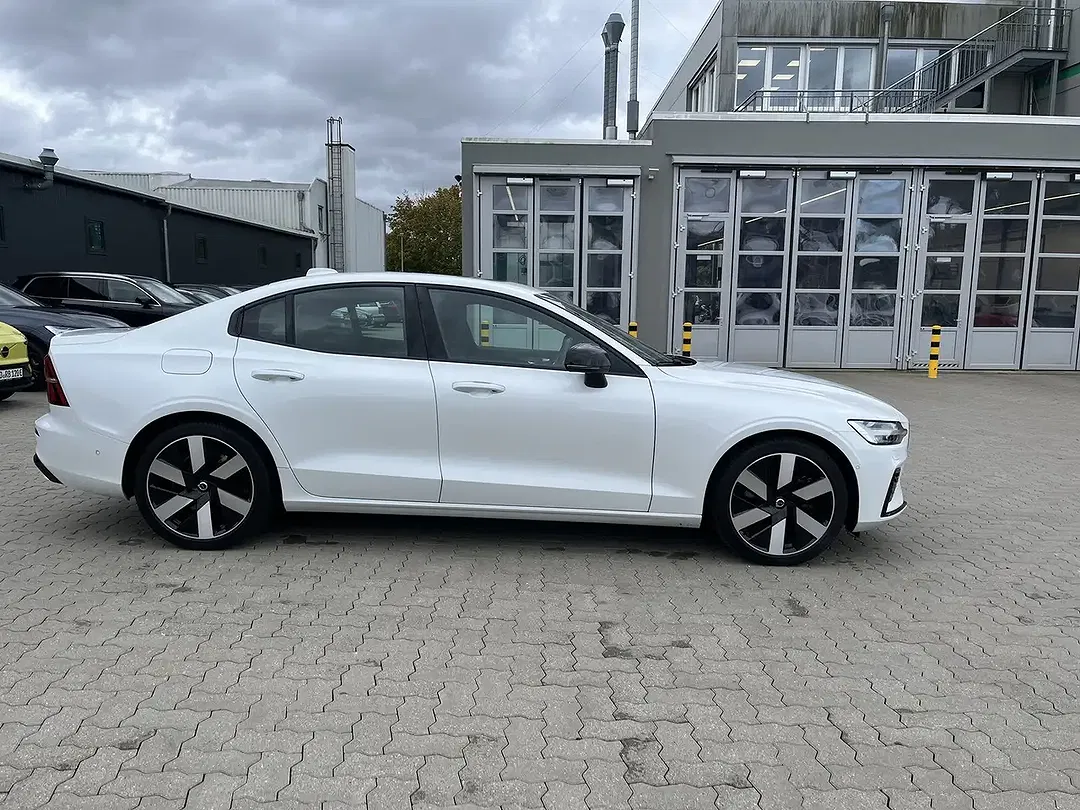 Volvo S60 T8 PHEV AWD Twin Engine Ultimate Dark - Thumbnail 4