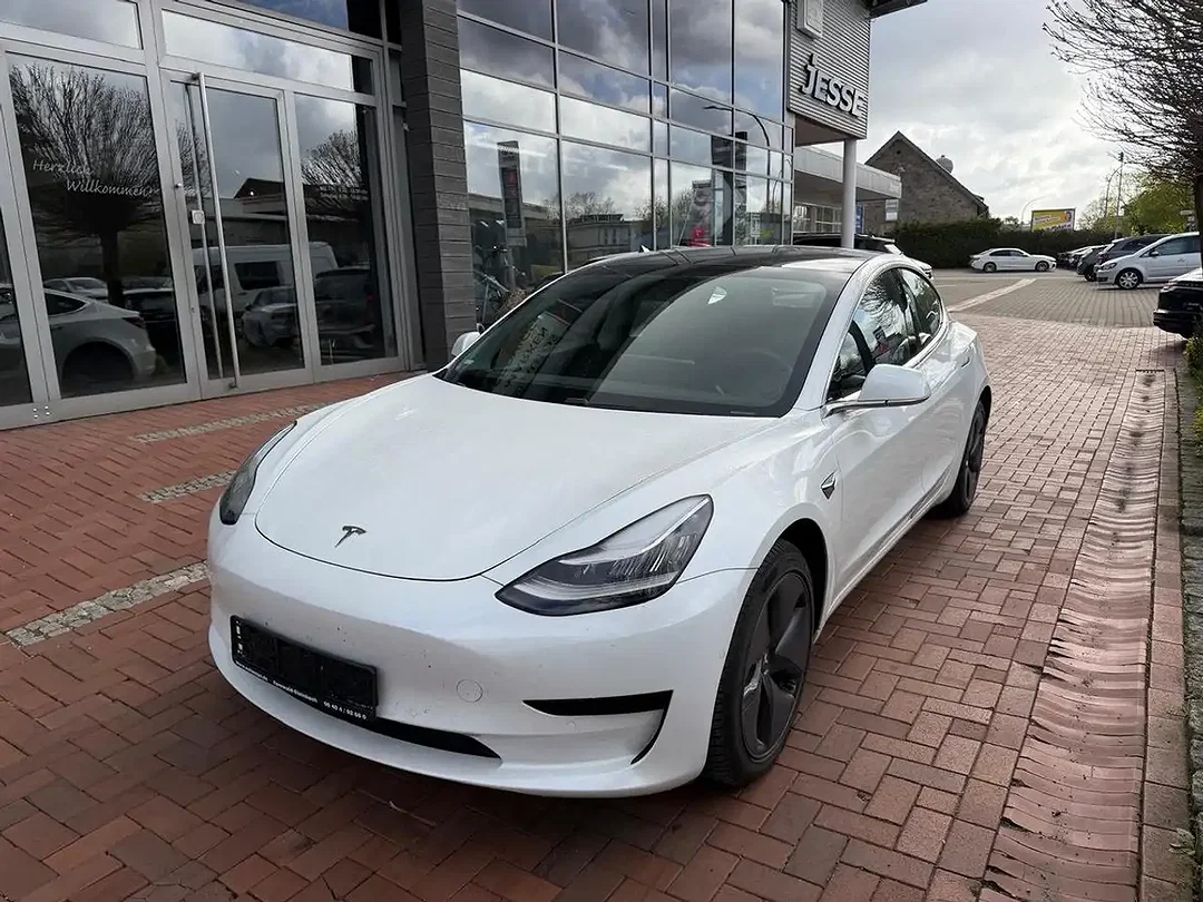 Tesla Model 3 Standard Range Plus - Afbeelding 1