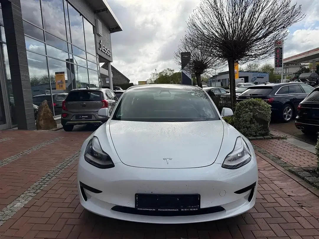 Tesla Model 3 Standard Range Plus - Thumbnail 3