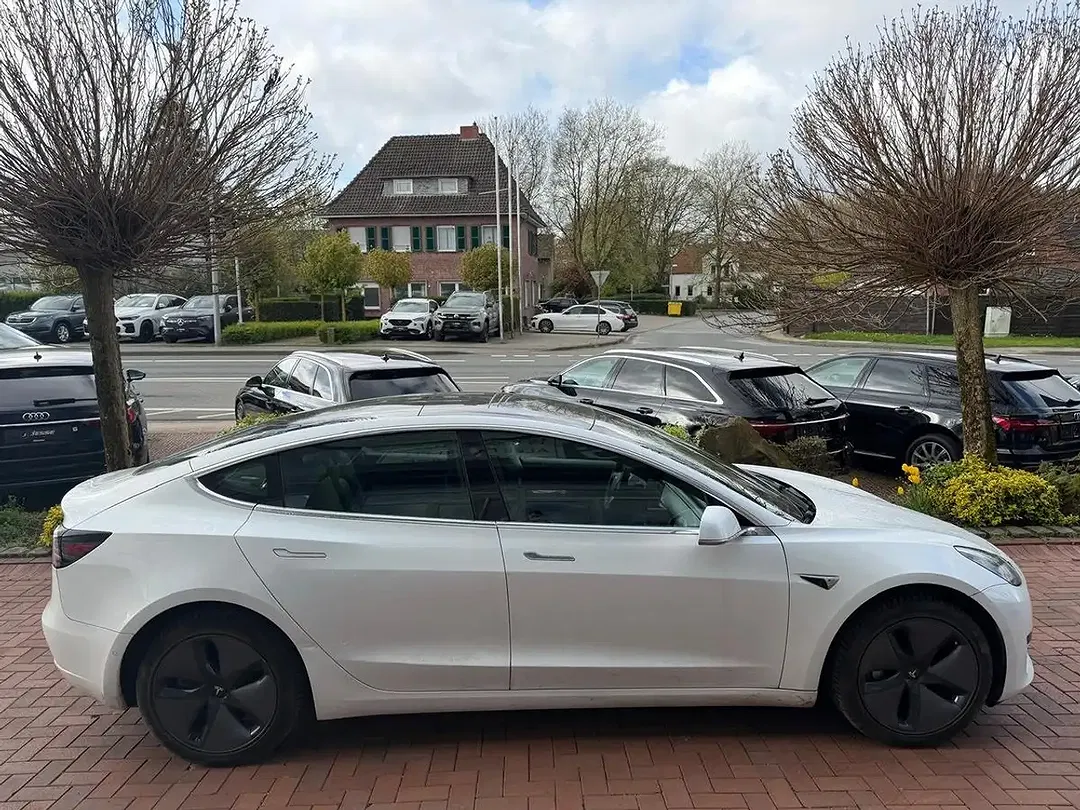 Tesla Model 3 Standard Range Plus - Thumbnail 4